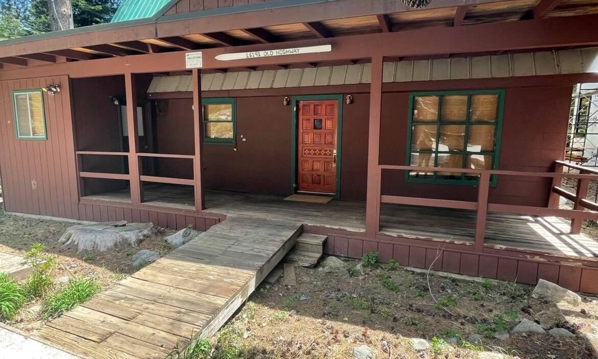 Donner Lake Woods House | 1 bed + kids room, 2 bath, sleeps 4 adults. West End of Donner Lake DLR#105