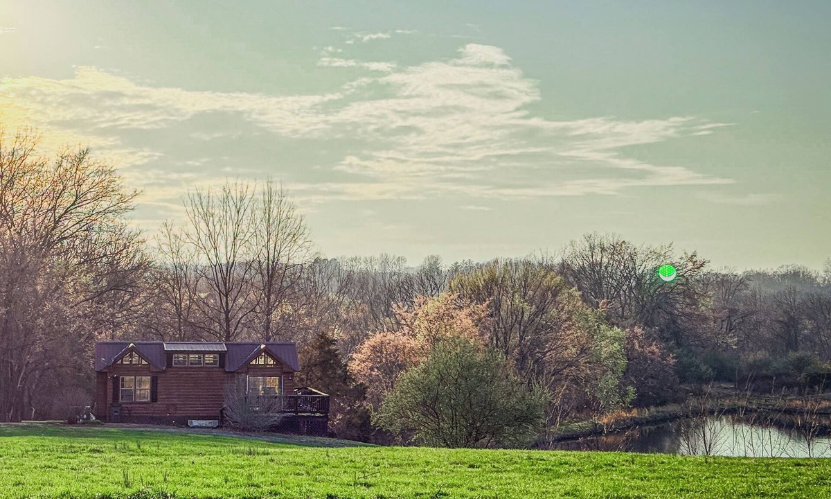 Cobden House | 1 Bedroom Tiny Home Cabin - Hot Tub, Waterfront and Next Door to a Winery!