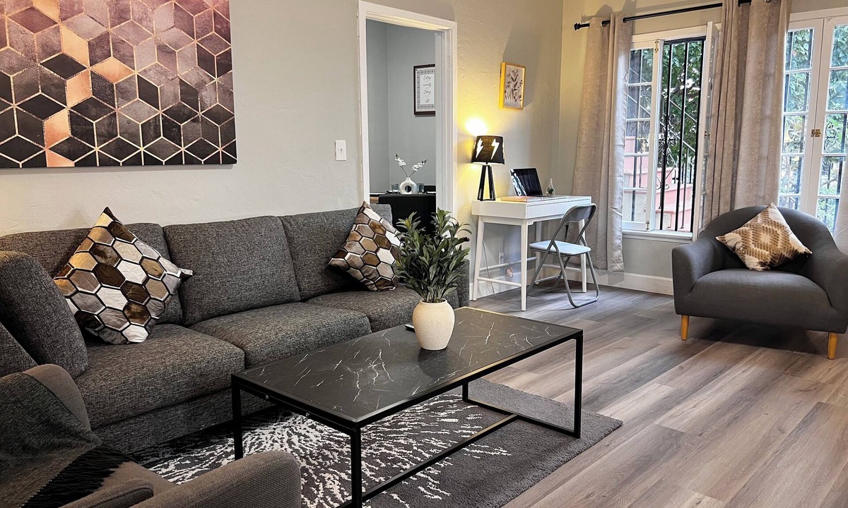 East Hollywood Apartment | 1-BR Retreat in East Hollywood – Prime Location!