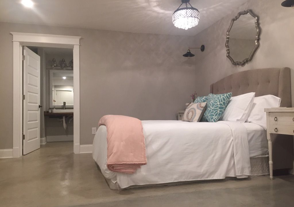 Napa Apartment | 10 min walk to downtown Napa. Studio apt. King bed 1 bath in Victorian home.