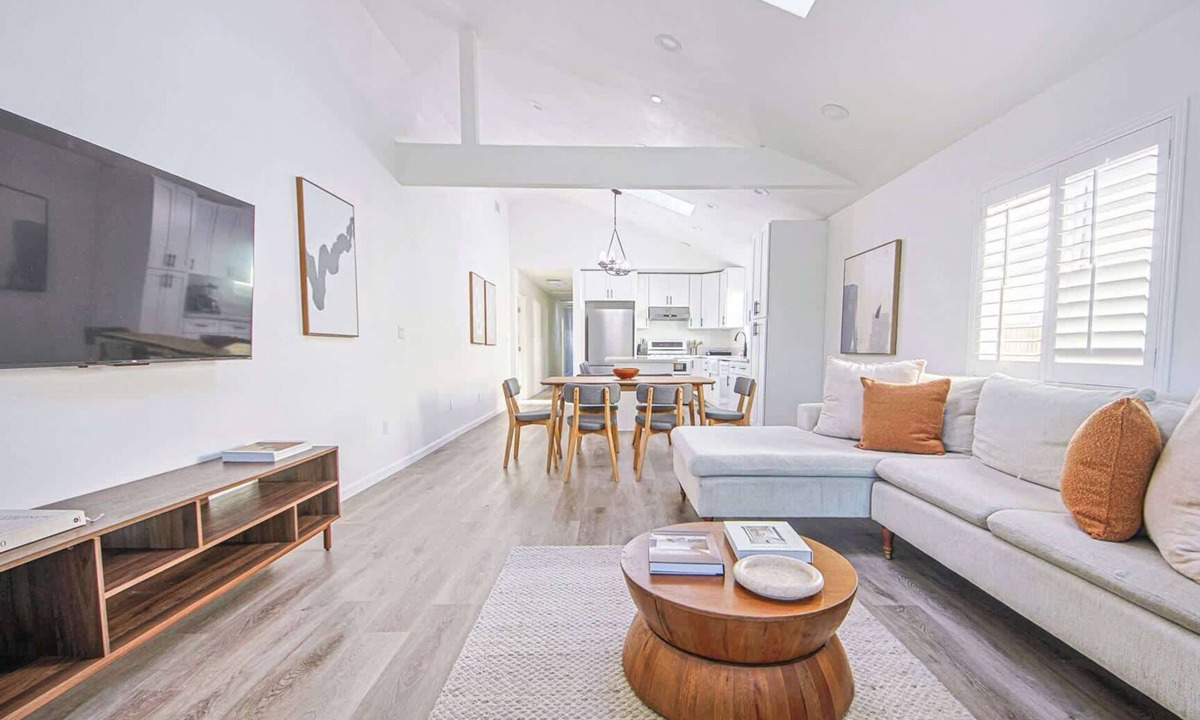 Clarkdale House | 10 mins to Venice Beach Charming 3B Home