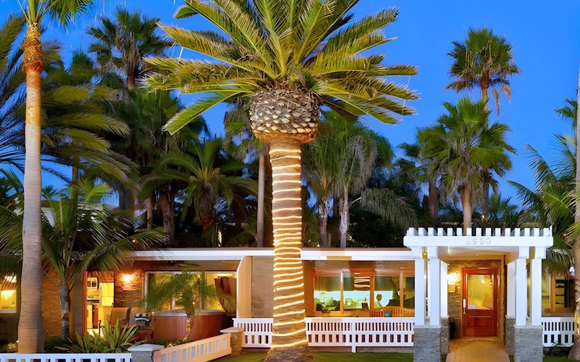 Carlsbad Village Hotel | 100 m² Hotel ∙ 3 bedrooms ∙ 10 guests