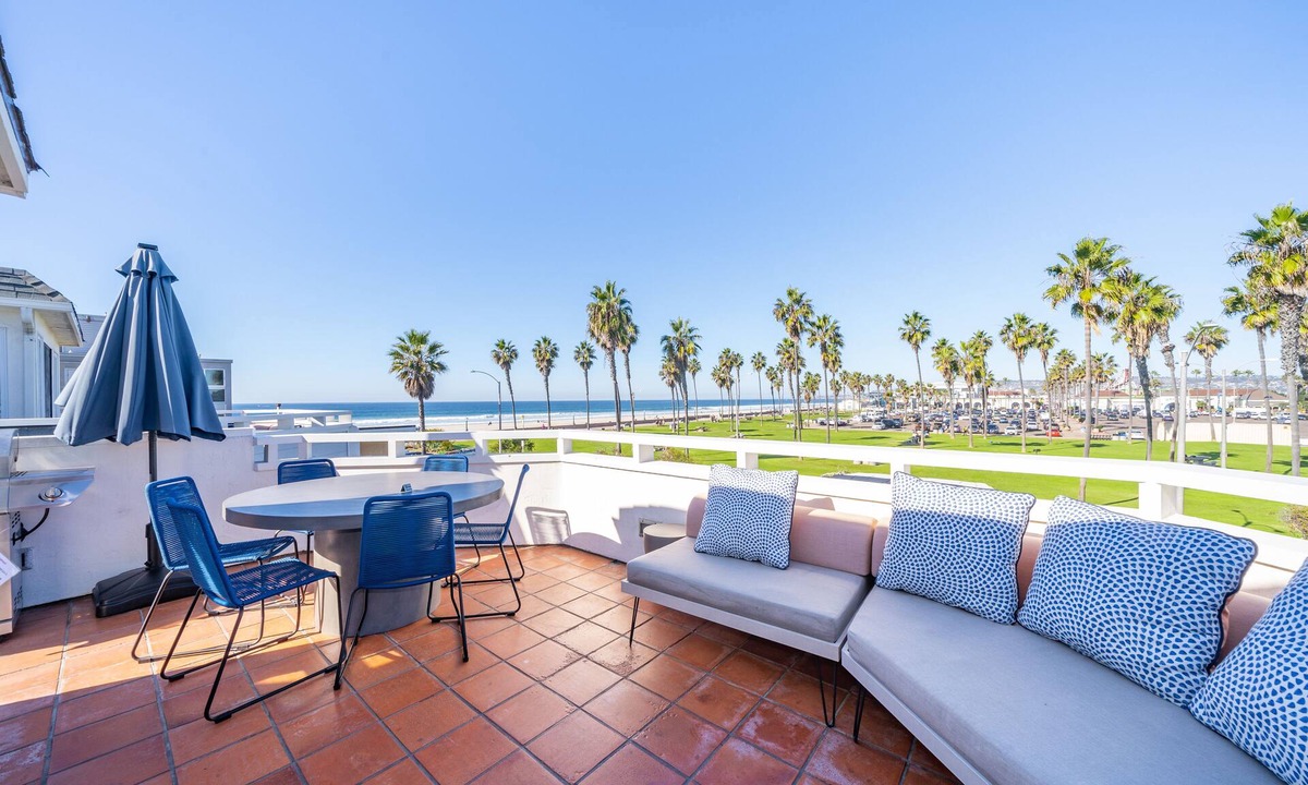 South Mission Beach House | 12 BEDROOM FAMILY/WORK OCEAN OASIS SLEEPS 40; 8 CAR PARKING