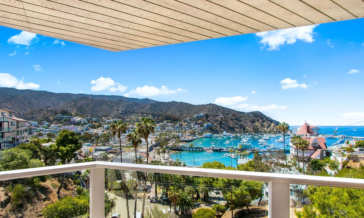 Avalon House | 122MT-Ocean VIEWS! 3BDR Avalon House, ,Harbor and City Views, A/C, 6-Seater Cart