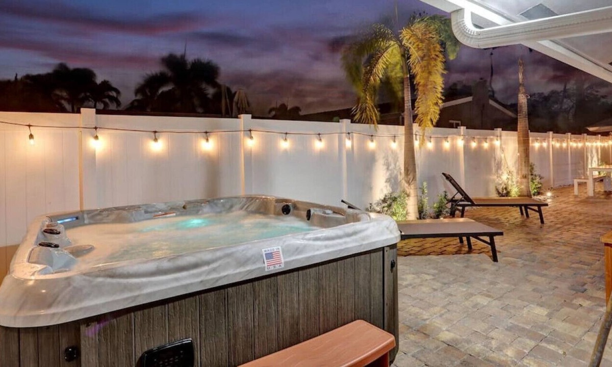 Pompano Isles House | 1801 · Walk to the Beach! Lovely 3/2 with Outdoor Spa