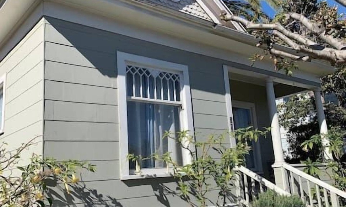 Santa Barbara House | 1905 Craftsman,3bdrms 3baths, PETS, Parking, Downtown! 2 blks State St, 7 Beach!