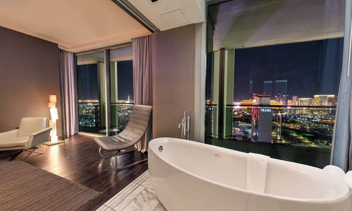 Las Vegas Condo | 2 Bedrooms- Stunning Strip View- Pool Table- Retro Arcade-3 King Beds-38th Floor