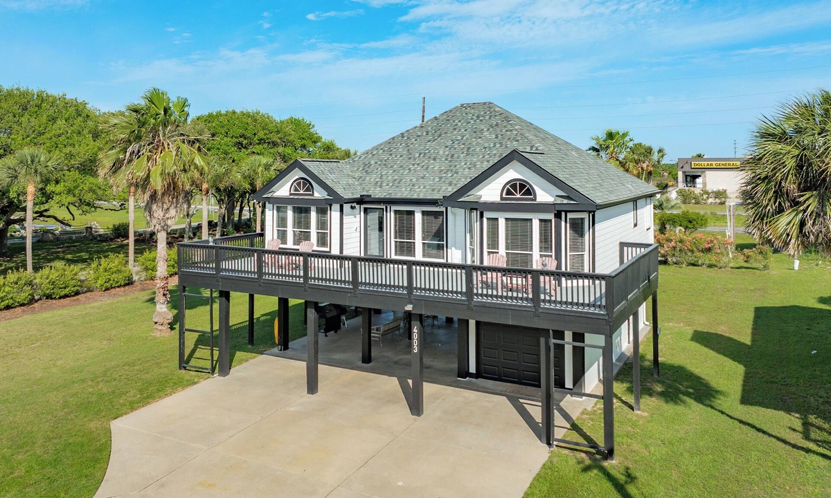 Pirates Beach West House | 2 blocks to beach, 13 mi to Downtown - Dog Friendly & Great for Families!