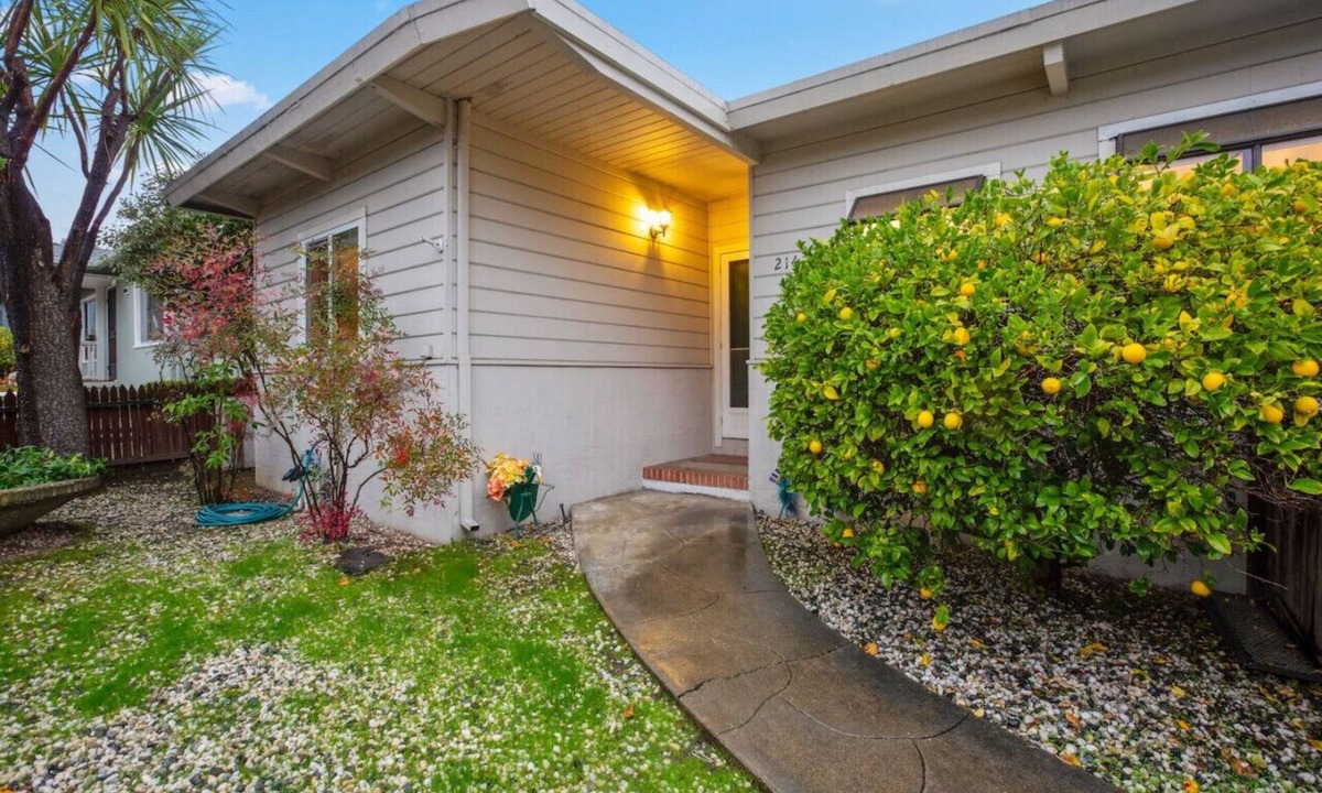 University Heights House | 2BR Close To Stanford, Medical Center and Hospital