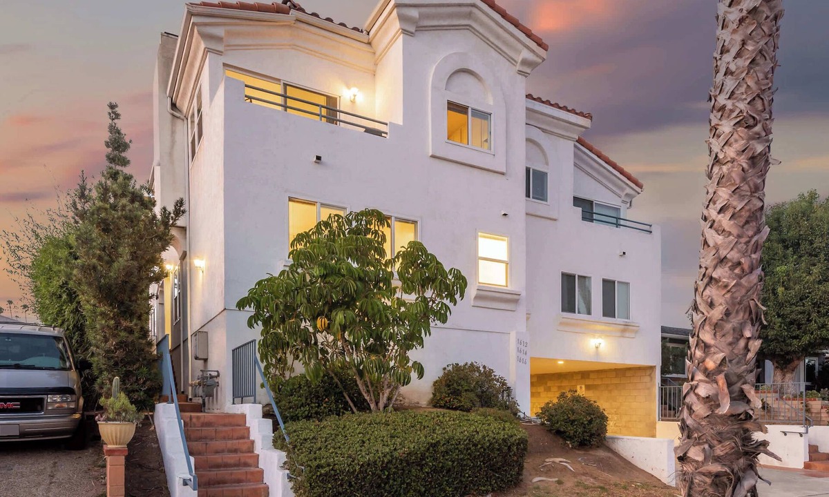 North Pacific Beach House | *3 Townhomes* | Sleeps 24! | 1 Mile to the Beach