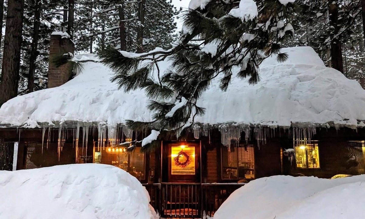 Al Tahoe Cabin | 3BD Pet-Friendly Log Cabin | Fast Wifi | Hot Tub | By Lake | Ski