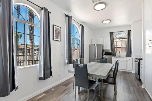 NoHo Arts District Apartment | 4 bed 2bath apartment near universal studio hollywood sleep 7