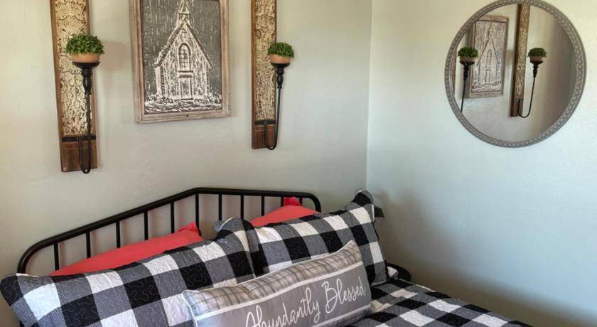 Fall River Mills Hotel | 44 m² Hotel ∙ 4 guests