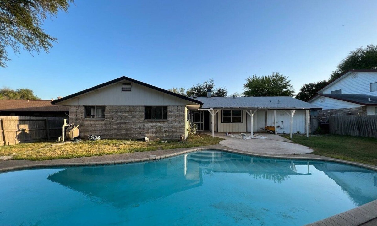 Universal City House | 4BR Pool Home near Randolph AFB Furnished Extended Stay Wi-Fi Laundry