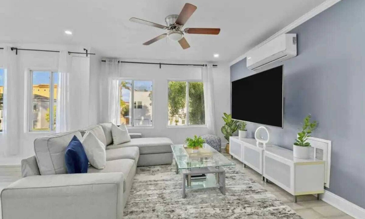 Mission Beach House | 7BR Massive Beach Retreat Sleeps 26 Steps to Ocean