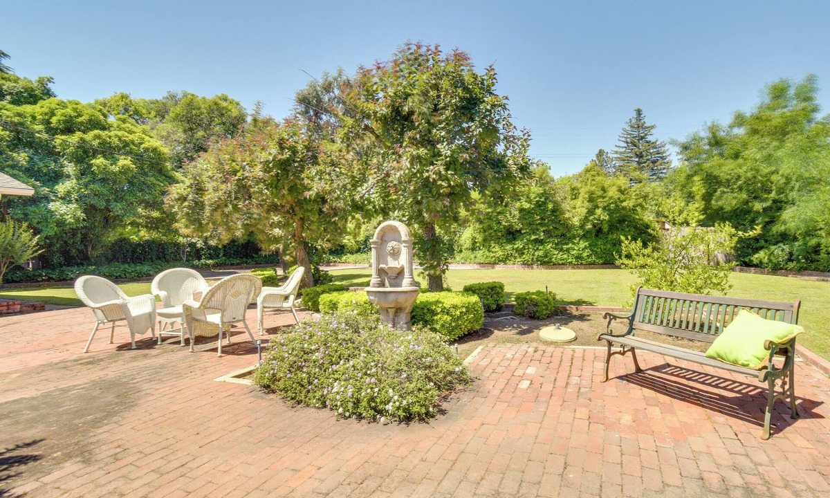 Roosevelt House | 8 Mi to Dtwn: Spacious Home w/Fire Pit in Fresno!
