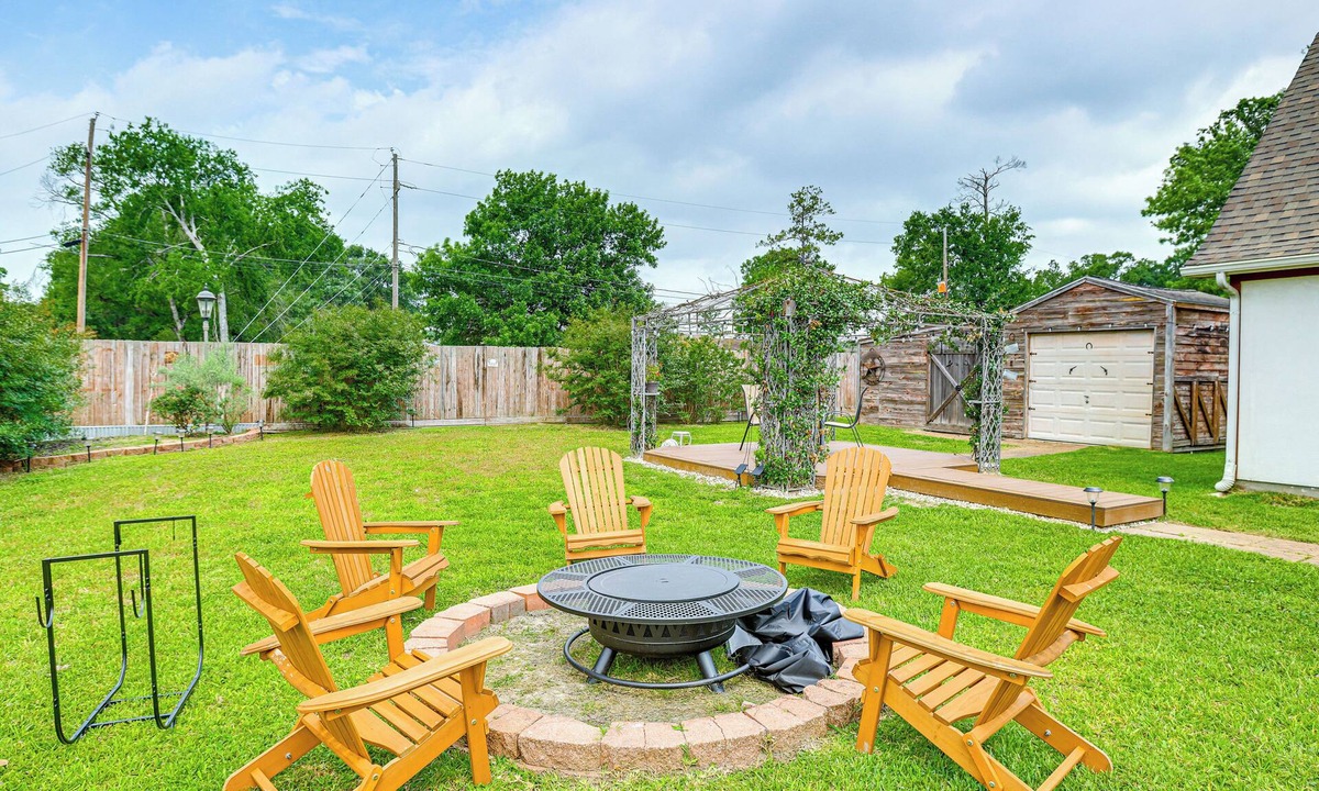 Humble House | 8BR Sleeps 17 Private Backyard IAH/Downtown