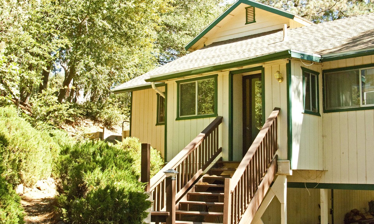 Julian House | A Beautiful And Serene Lake View House