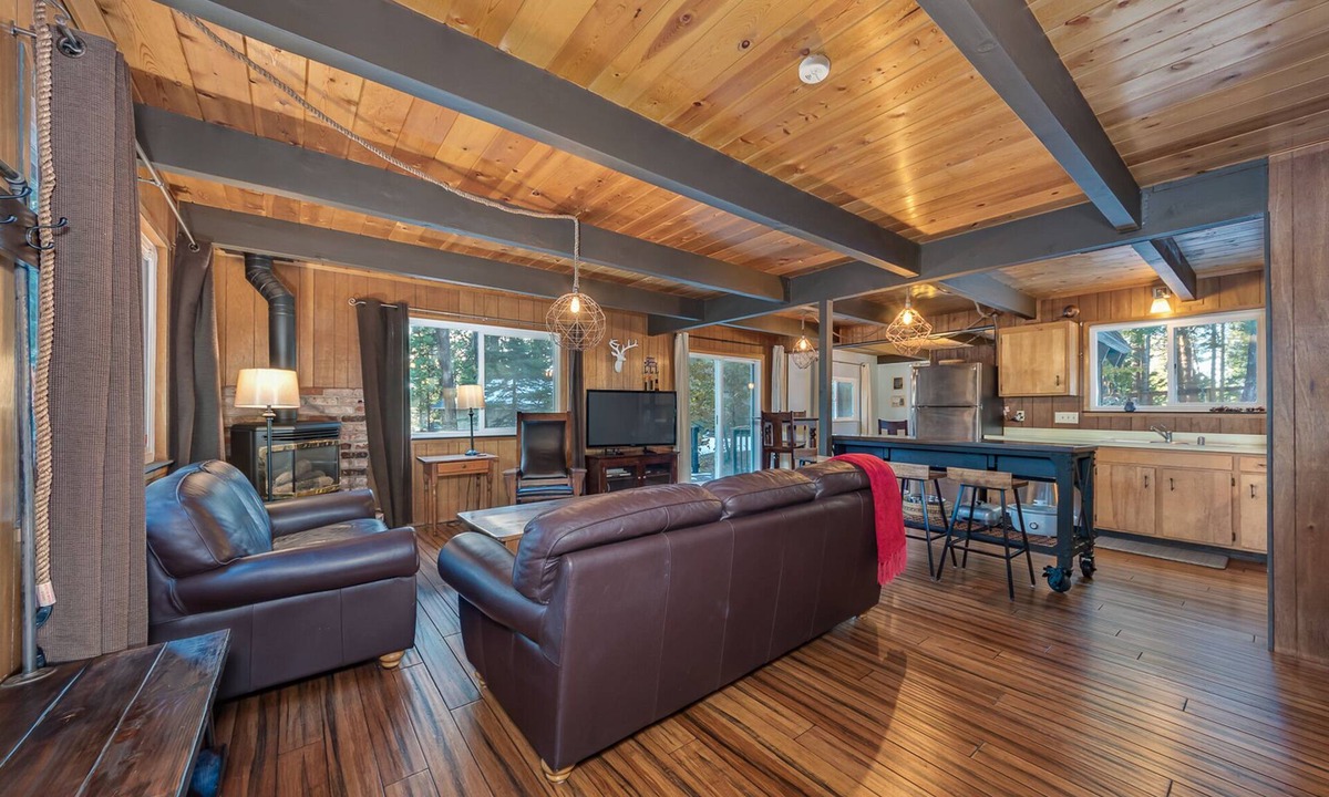Arnold Cabin | A Cruz in the Woods- Blue Lake Springs
