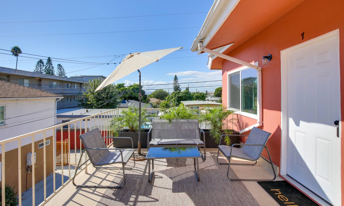 Zaferia Condo | Airy Long Beach Condo Rental: 2 Mi to Ocean!