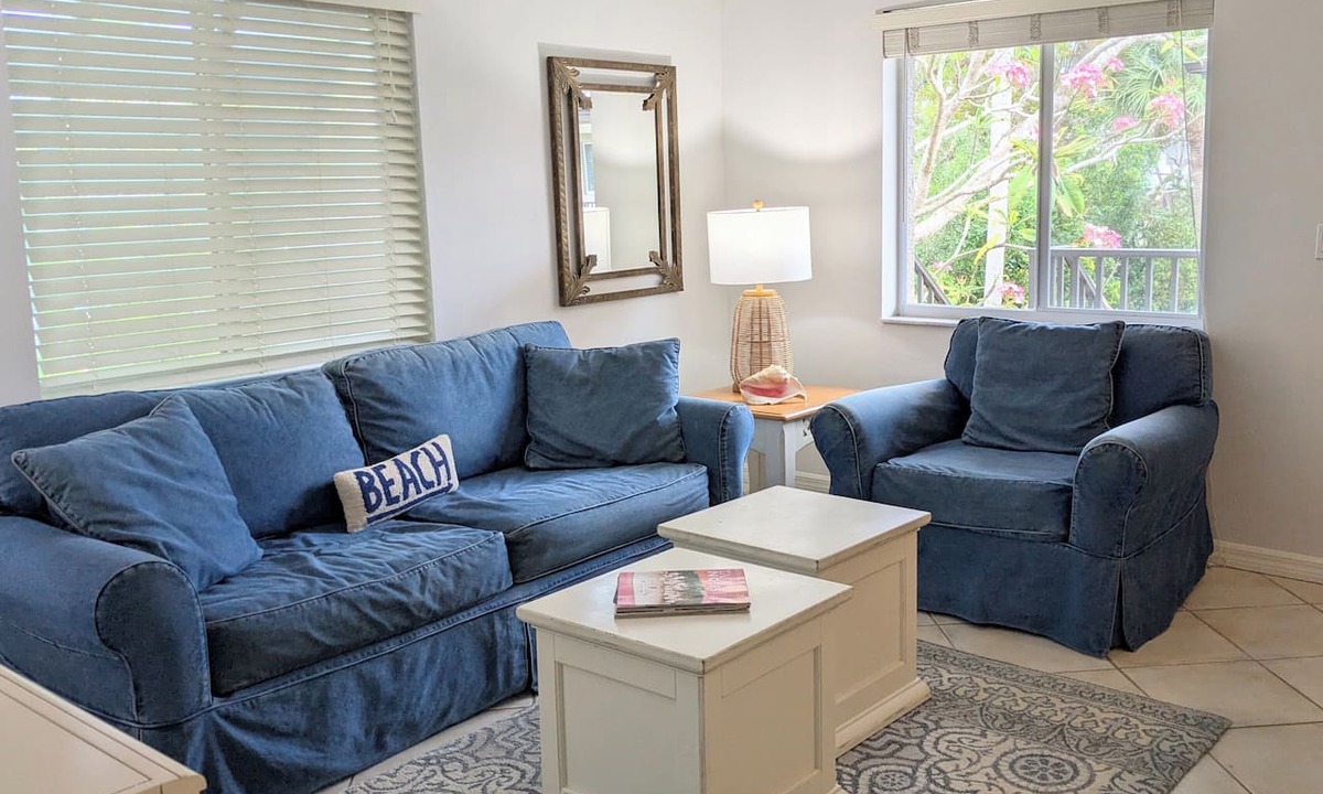 Old Naples Condo | Amazing Old Naples Location! Center of Fifth Ave & Walk to Beach