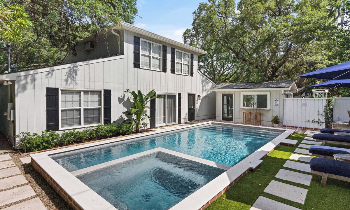 East Beach House | AmoroSEA, in the heart of East Beach with Pool, sleeps 13