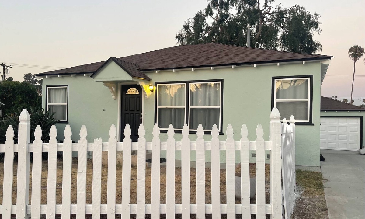 La Mesa House | Artistic Oasis. Charming 3-bedroom house in La Mesa with AC, WiFi, washer/dryer