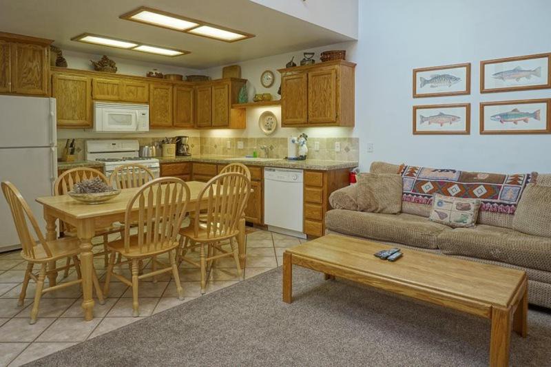 June Lake Apartment | Aspen Meadows 11