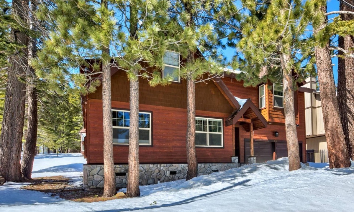 North Upper Truckee House | Available for the 4th and Celebrity Golf - Tahoe Chalet Downstairs living