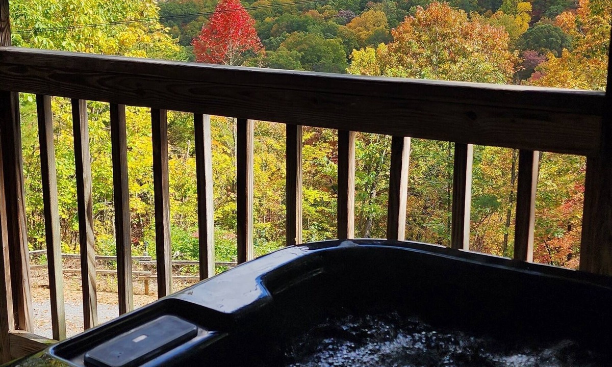 Sevierville Cabin | B's Nest a Private & Clean w Mtn Views & Hot Tubs!