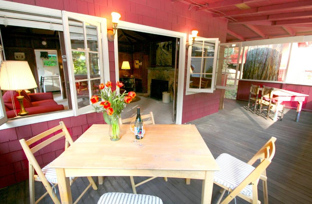 Guerneville House | Back in the Day! Redwoods! Walk to River!! BBQ Grill! Fast WiFi!! Dog Friendly!