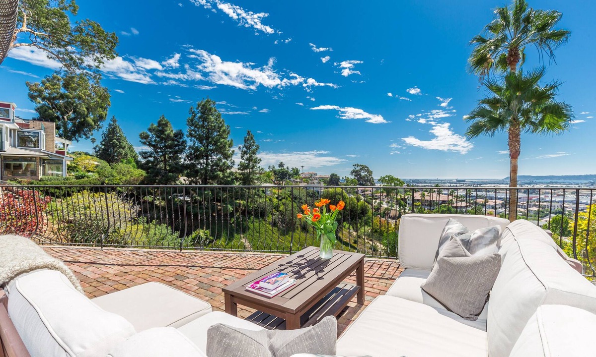 Mission Hills Apartment | Bask in San Diego Glory: Bay Views, Blissful Breezes, & Sunsets Bathed in Warmth