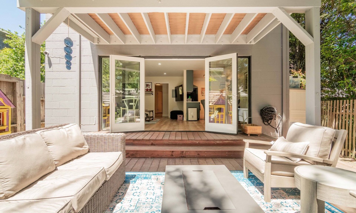 Mill Valley Apartment | Bay Area Getaway -The Best in Downtown Mill Valley - Tesla Charger ,Yard FirePit