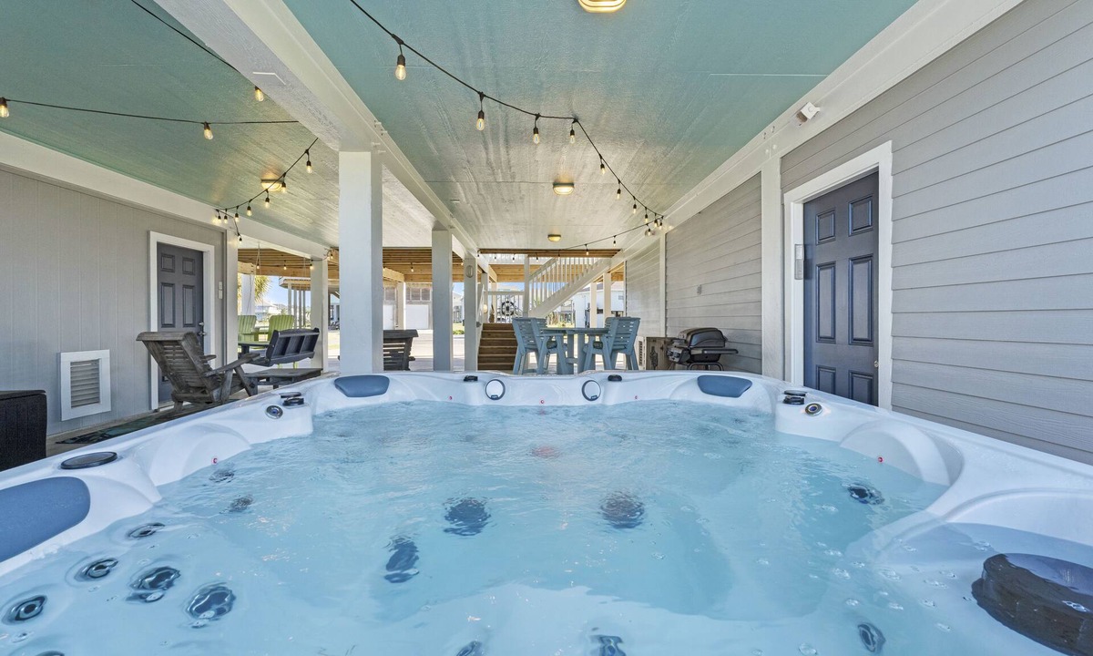 Port Bolivar House | Beach Access, Lux, 6-Person Hot Tub, Pets, Decks, Screened Patio & Games