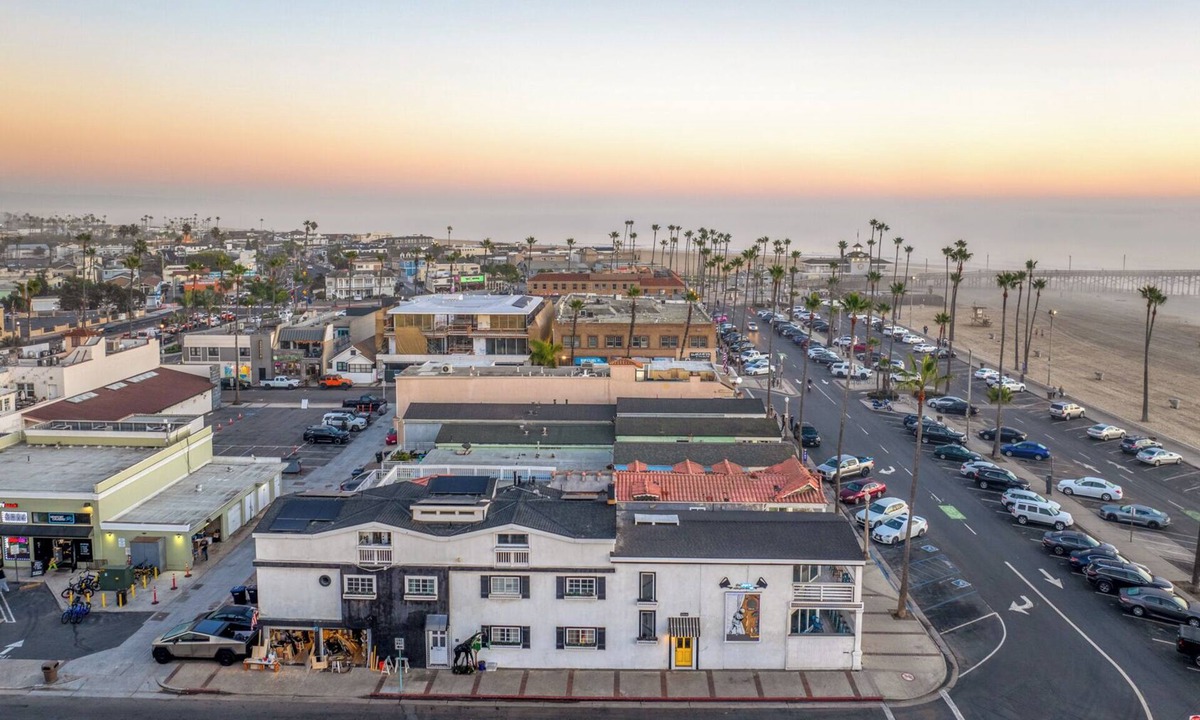 West Newport House | Beach Home, Great Location, Views, Walk to All, Sleeps 8 in beds