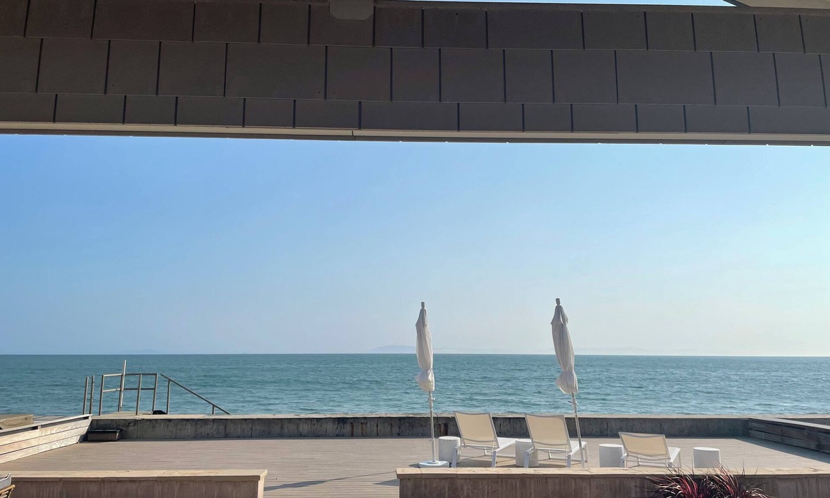 Ventura House | Beachfront 3-bedroom house with hot tub in Faria Beach