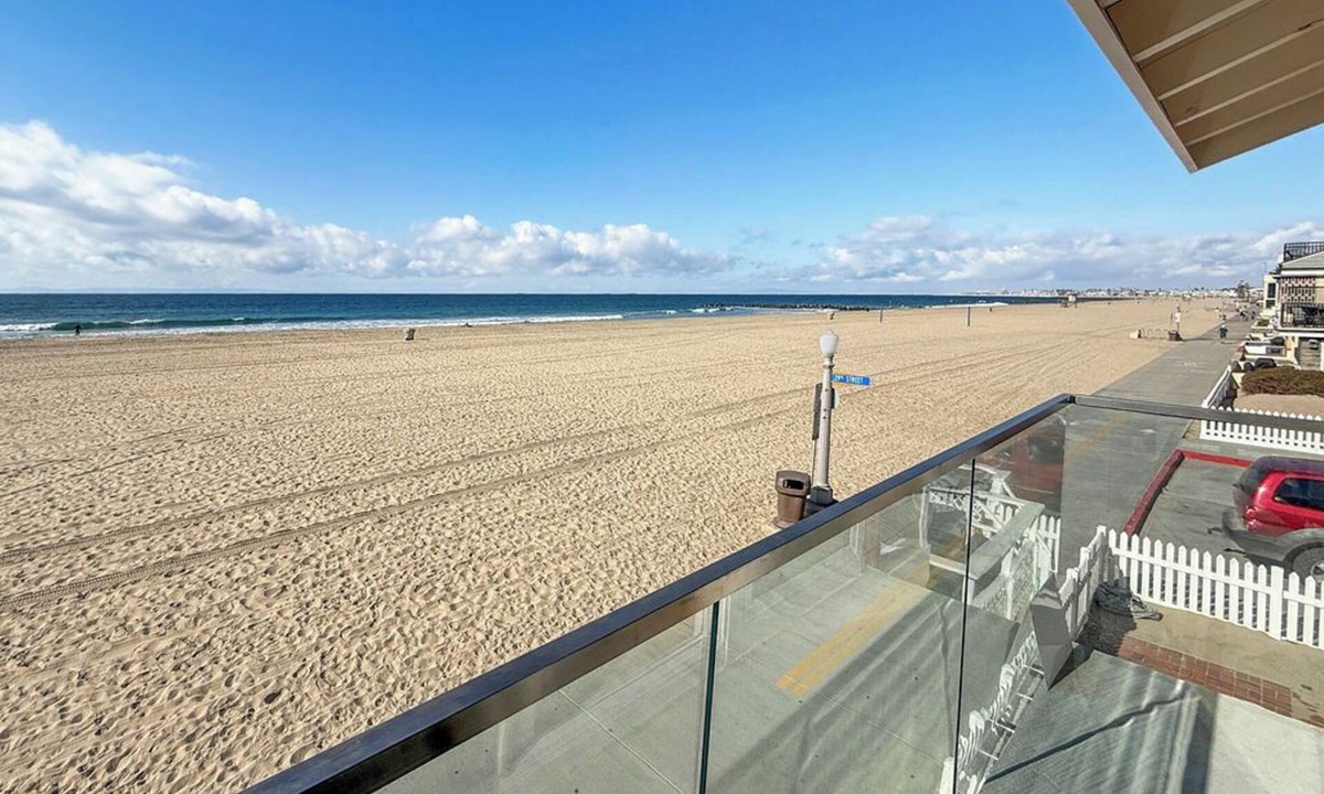 West Newport House | Beautiful oceanfront home on boardwalk! Spacious & upgraded, with endless views!