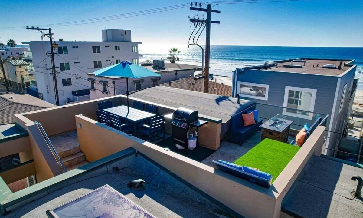 San Diego Apartment | Beautiful Townhome with Rooftop Patio!