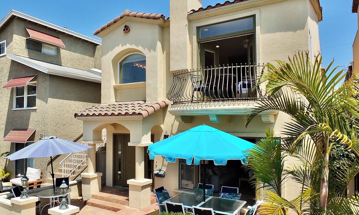 Belmont Shore House | Beauty by the Beach – Stunning 3 BDR for 8, Walk to Beach and 2nd Street!