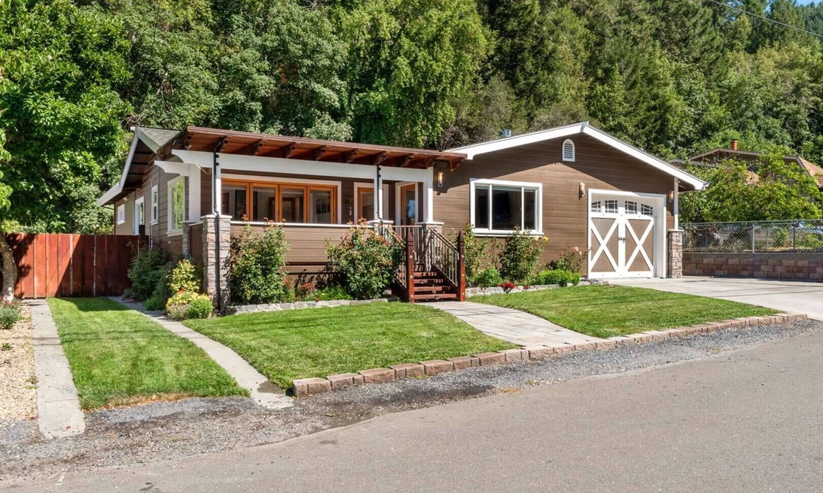Monte Rio House | Bella Vita ~ High-End Bungalow with Private Yard