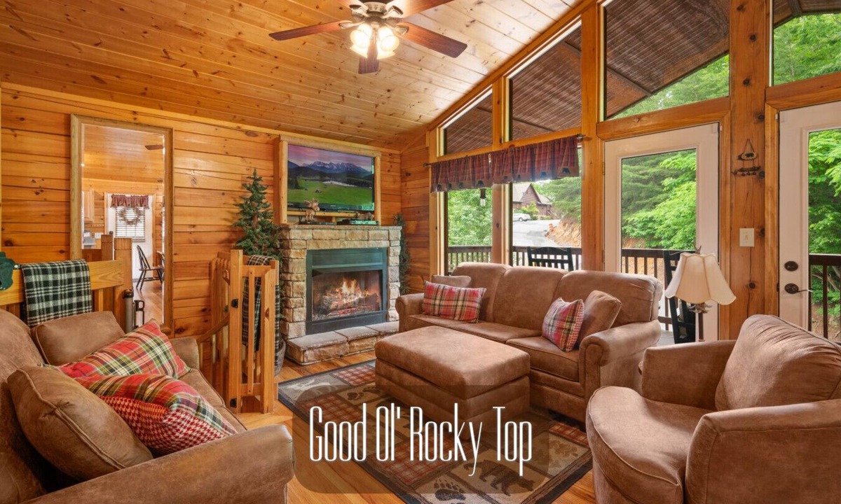 Sevierville Cabin | Best Location/HotTub/Resort Pool/Game Rm/Fast WiFi Dollywood 2 minutes away!