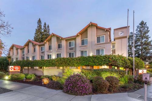 Airport Plaza | Newhall