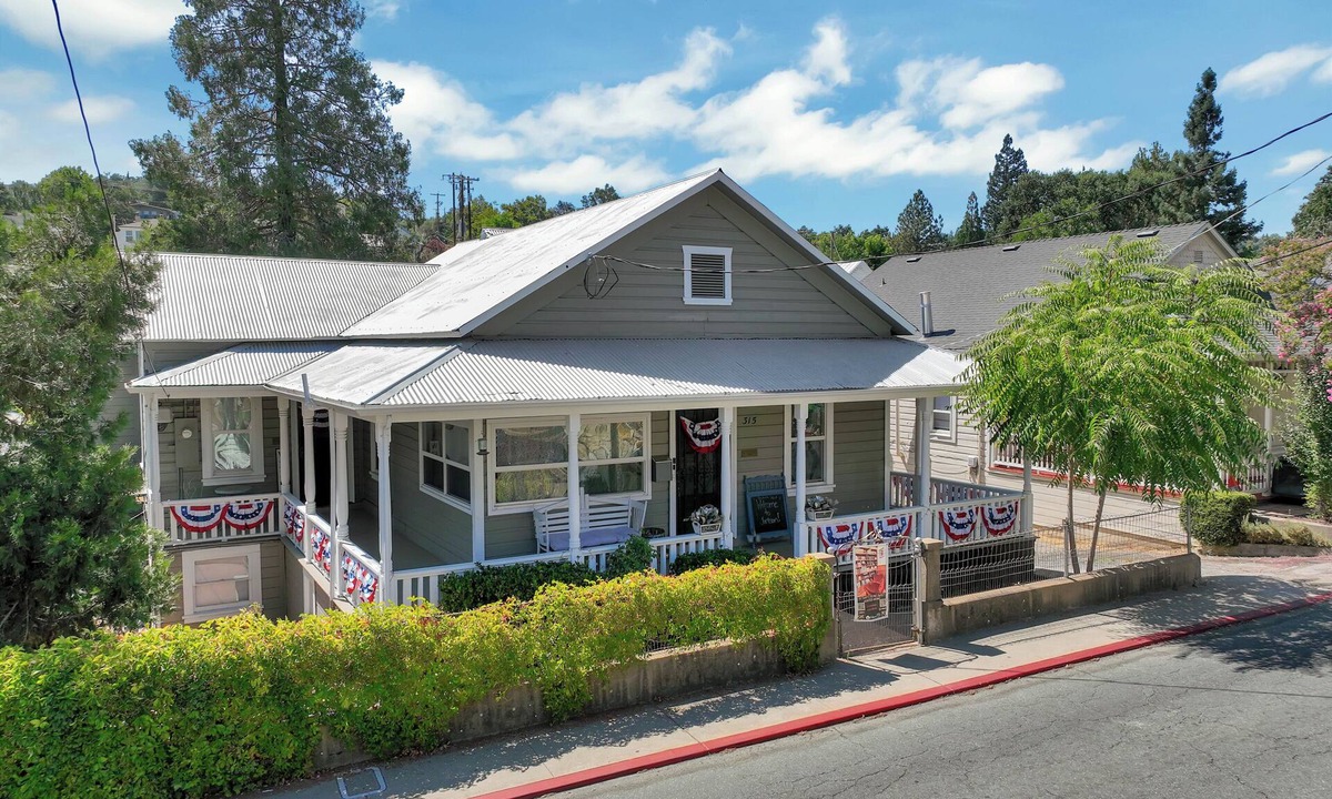 Jackson House | Bethany’s - Charming 4-bedroom Historic Home in Downtown Jackson