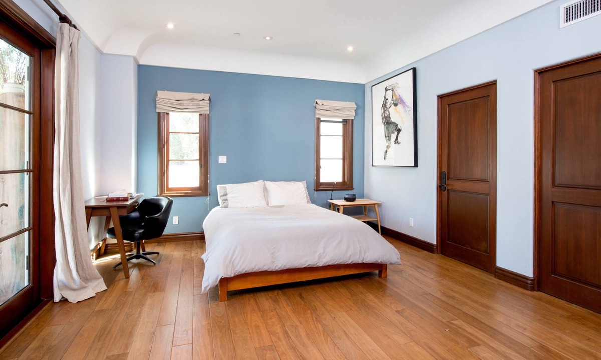 The Flats House | BEVERLY HILLS GLATT KOSHER ESTATE W/POOL, FAMILY AND PET FRIENDLY