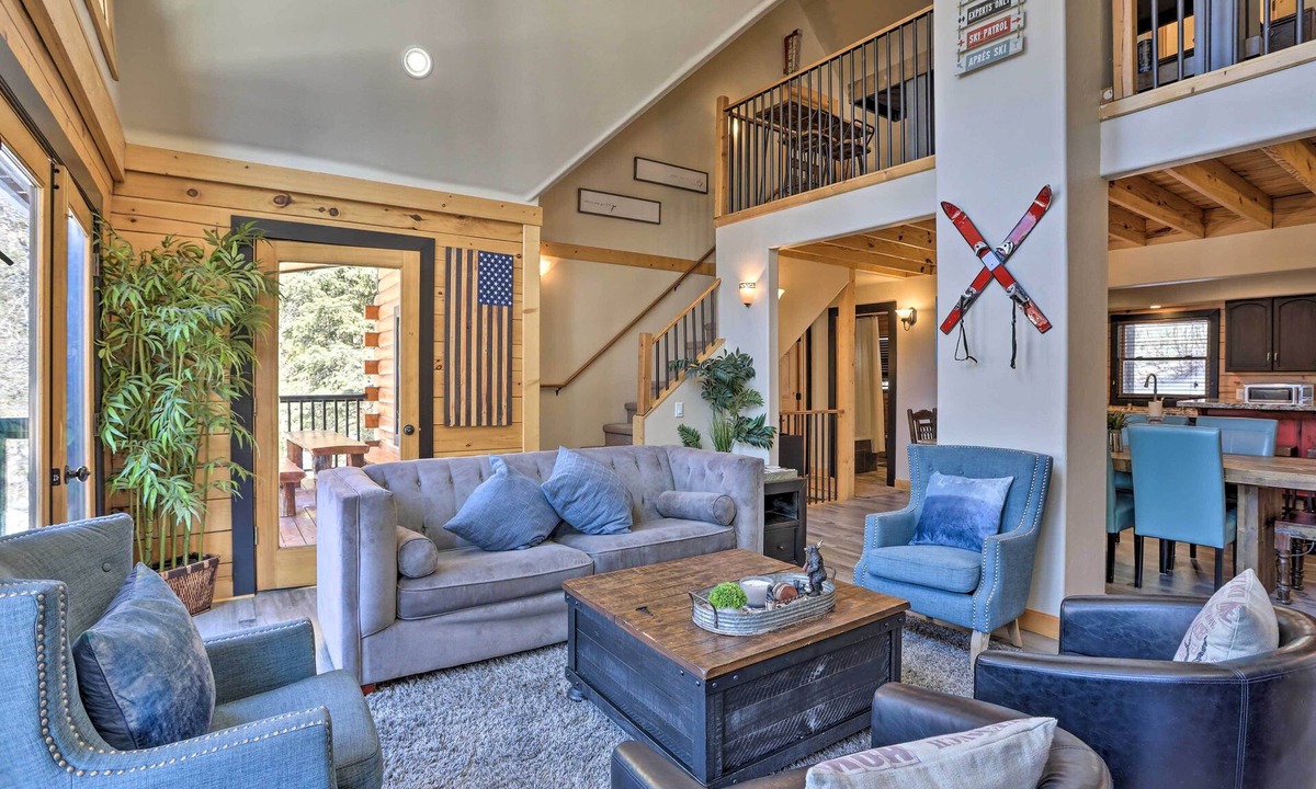 Moonridge House | Big Bear Lake Cabin w/Hot Tub < 1 Mi to Skiing!