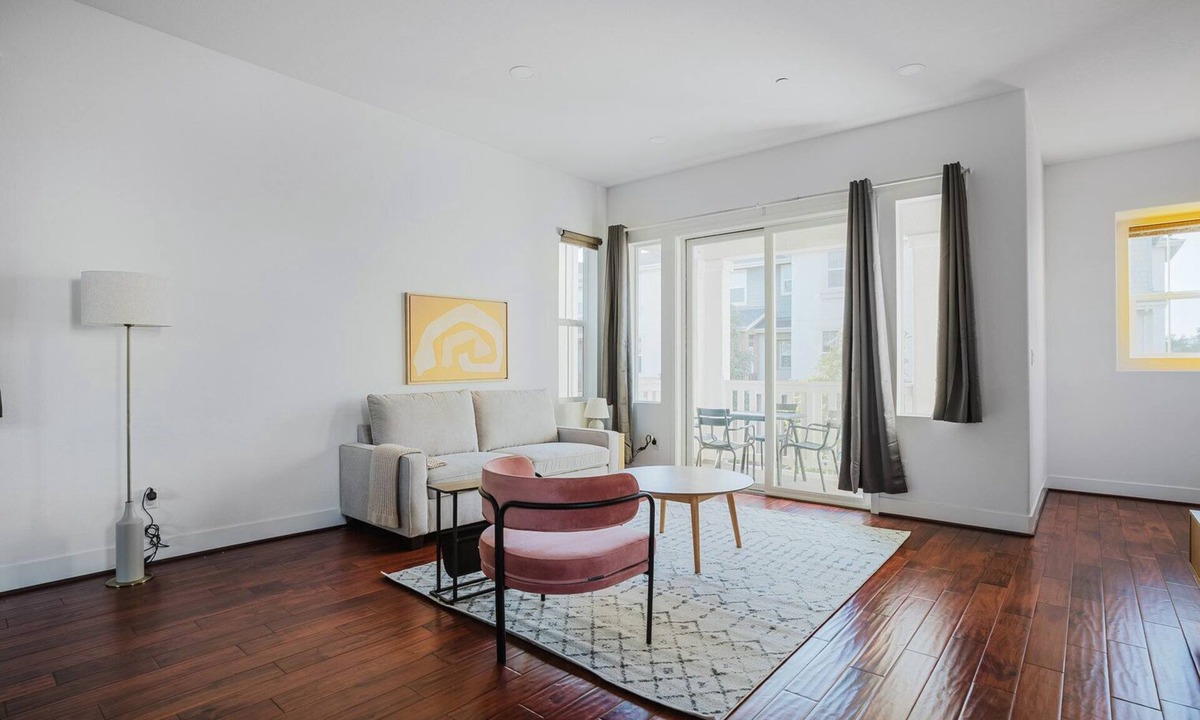 Newark House | Blueground | Newark, AC, w/d, nr Coyote Hills