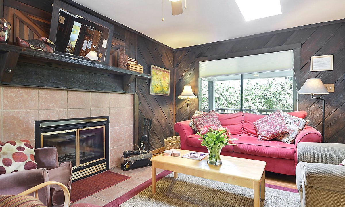 Guerneville Cabin | Boathouse ~ On River, Deck, Steps to Beach, Family Dog Friendly!