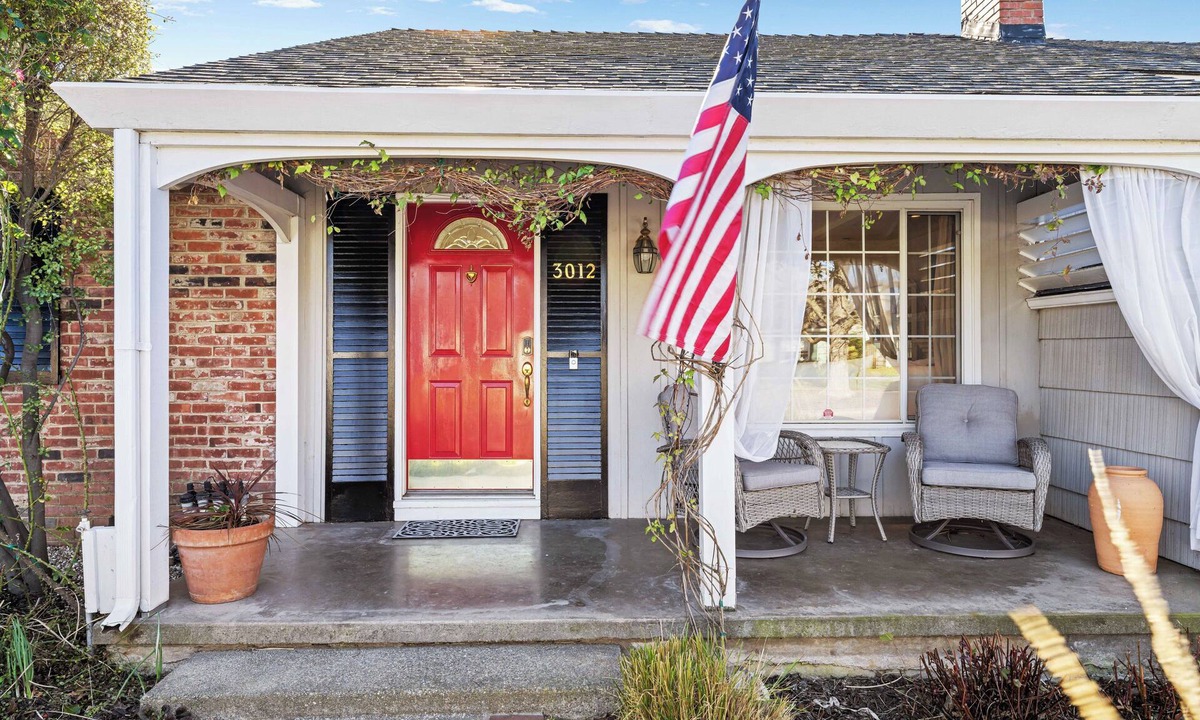 Arden-Arcade Cottage | Bright and Airy, Garden Retreat near Cottage Park. Pet Friendly.