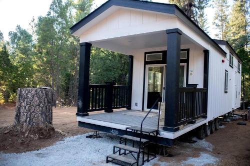 Groveland House | Bright Modern Tiny Retreat with Yoga Dome Near Yosemite, Groveland, California