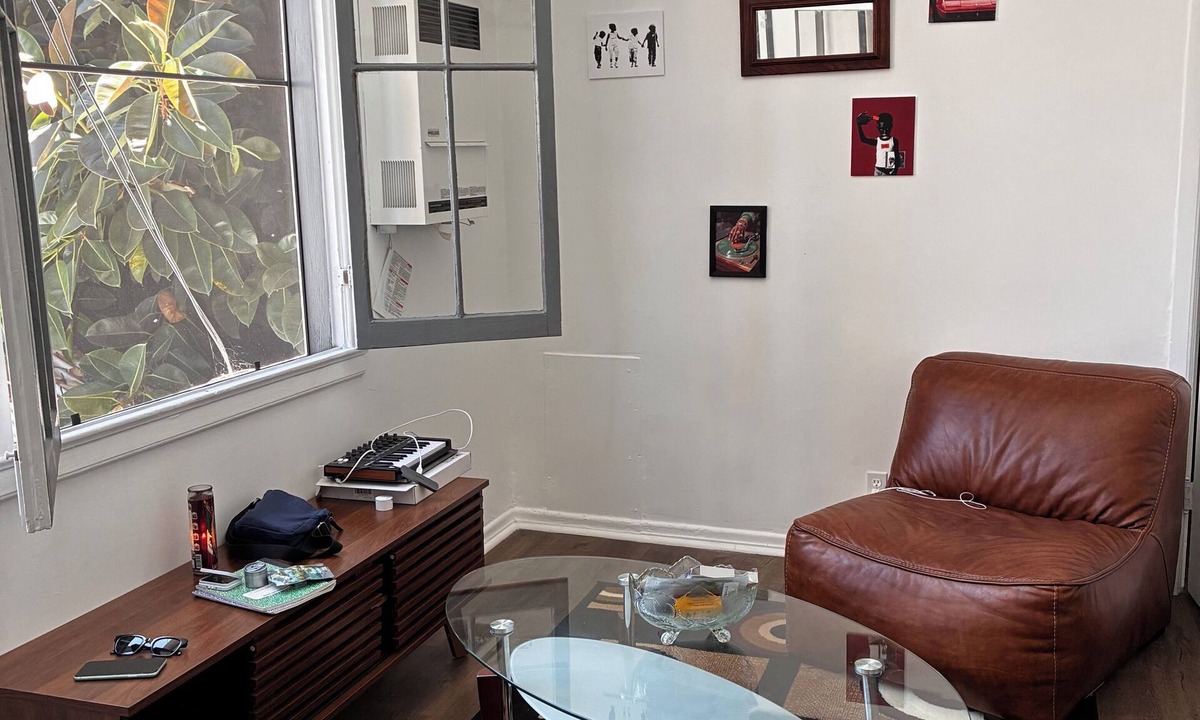 Westlake Apartment | Brilliant Fully Furnished apartment with AC in vibrant Los Angeles neighborhood